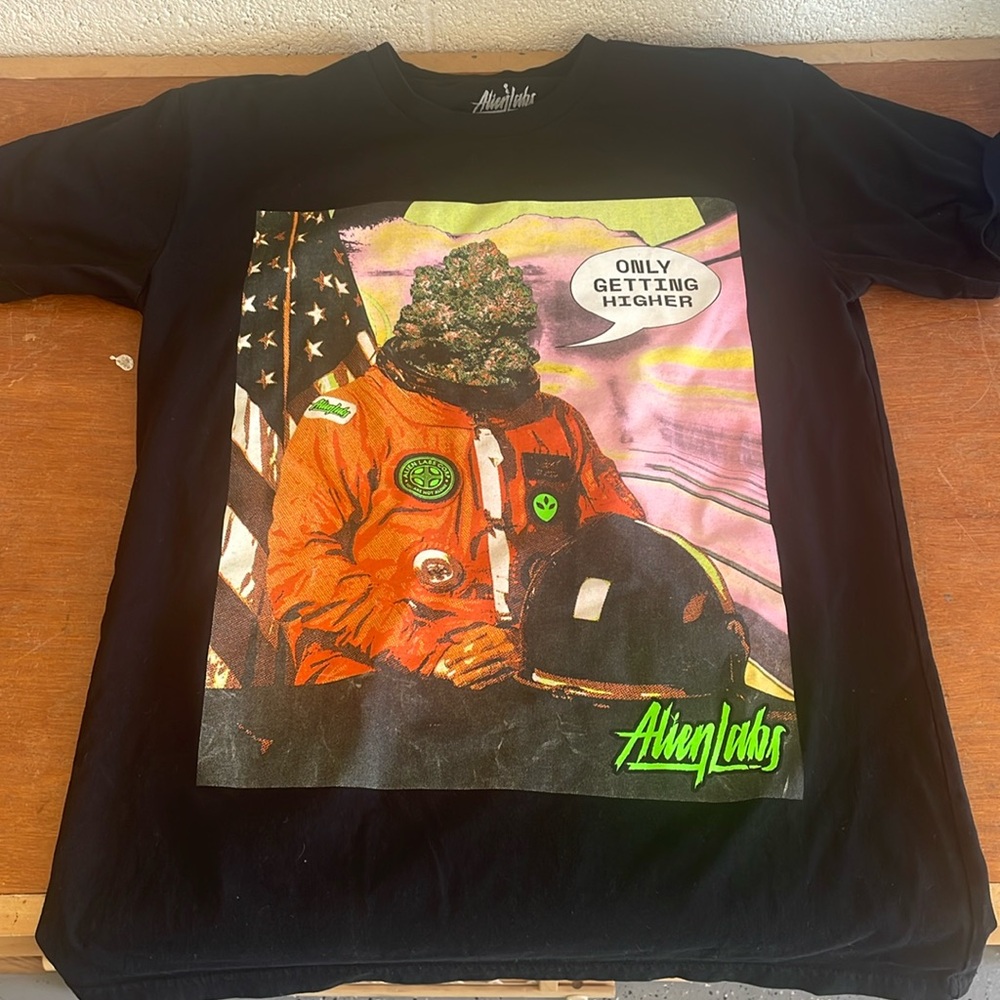 Medium alien labs shirt
